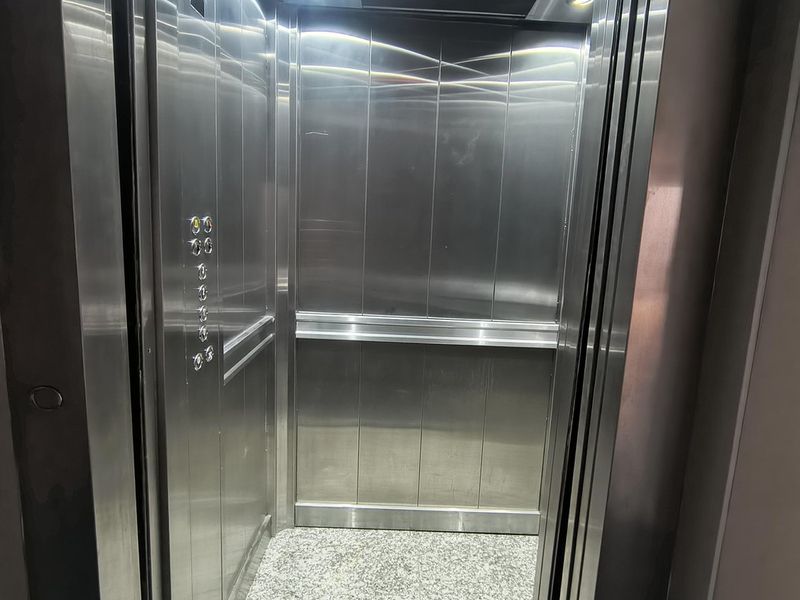 Arizu 520: Ascensor