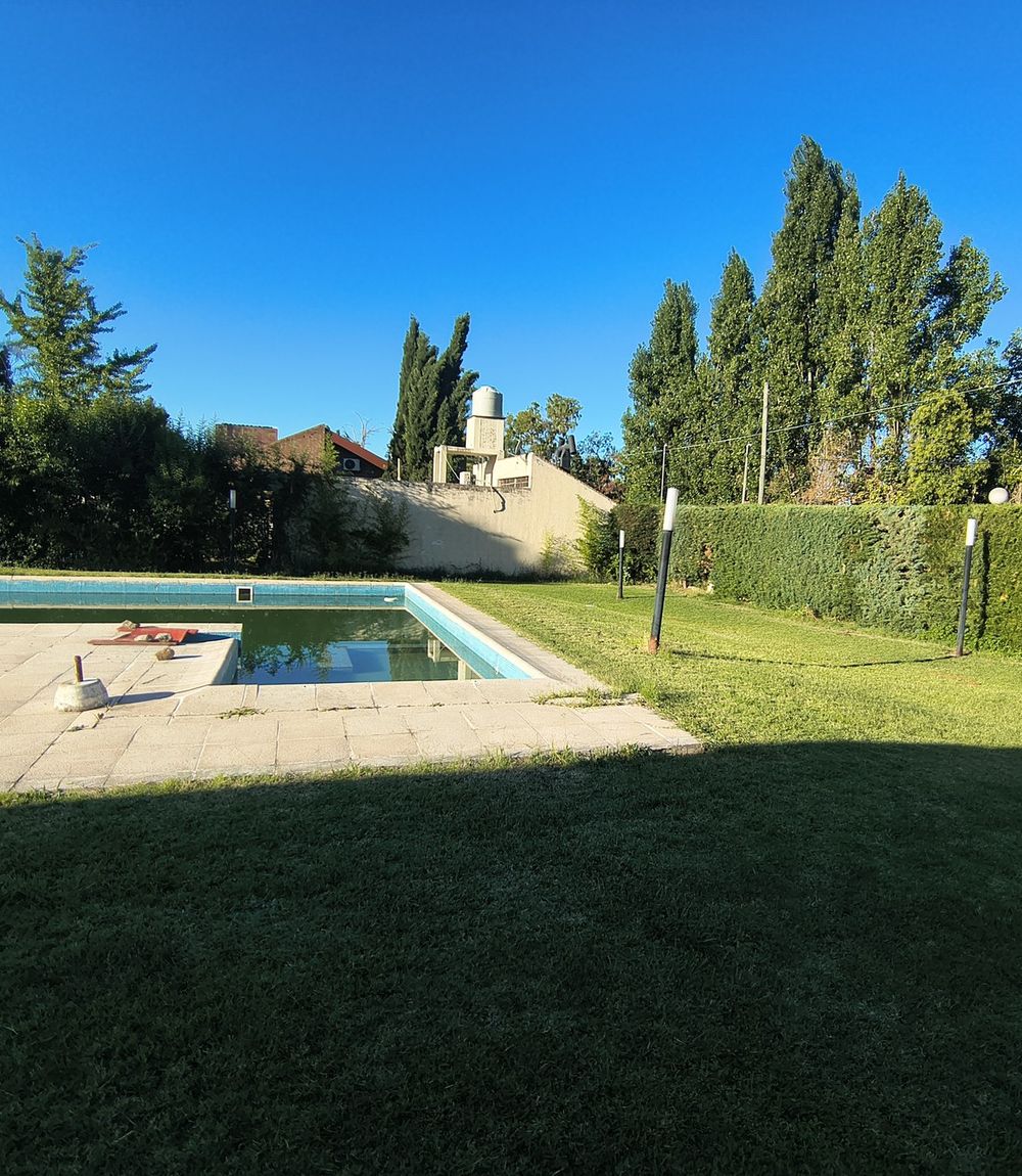 Ugarte 1048, en La Puntilla: la piscina y el parque